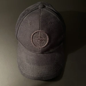 Stone Island Keps - En svart Stone Island Keps, storlek L. Använd ett antal gånger, 