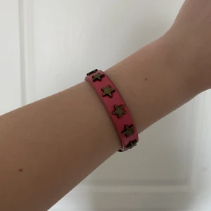Armband med stjärnor - Rosa armband med stjärnor på. Har gått upp lite på insidan men inget som syns på. Okänt märke köpt för många år sen. 