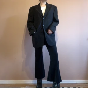 Kritstrecksrandig oversized kavaj - Kritstrecksrandig kavaj i herrmodell från Cartwell. Köp 2han men i mycket gott skick. Strl 48 (herr), längd från axel 79 cm. 