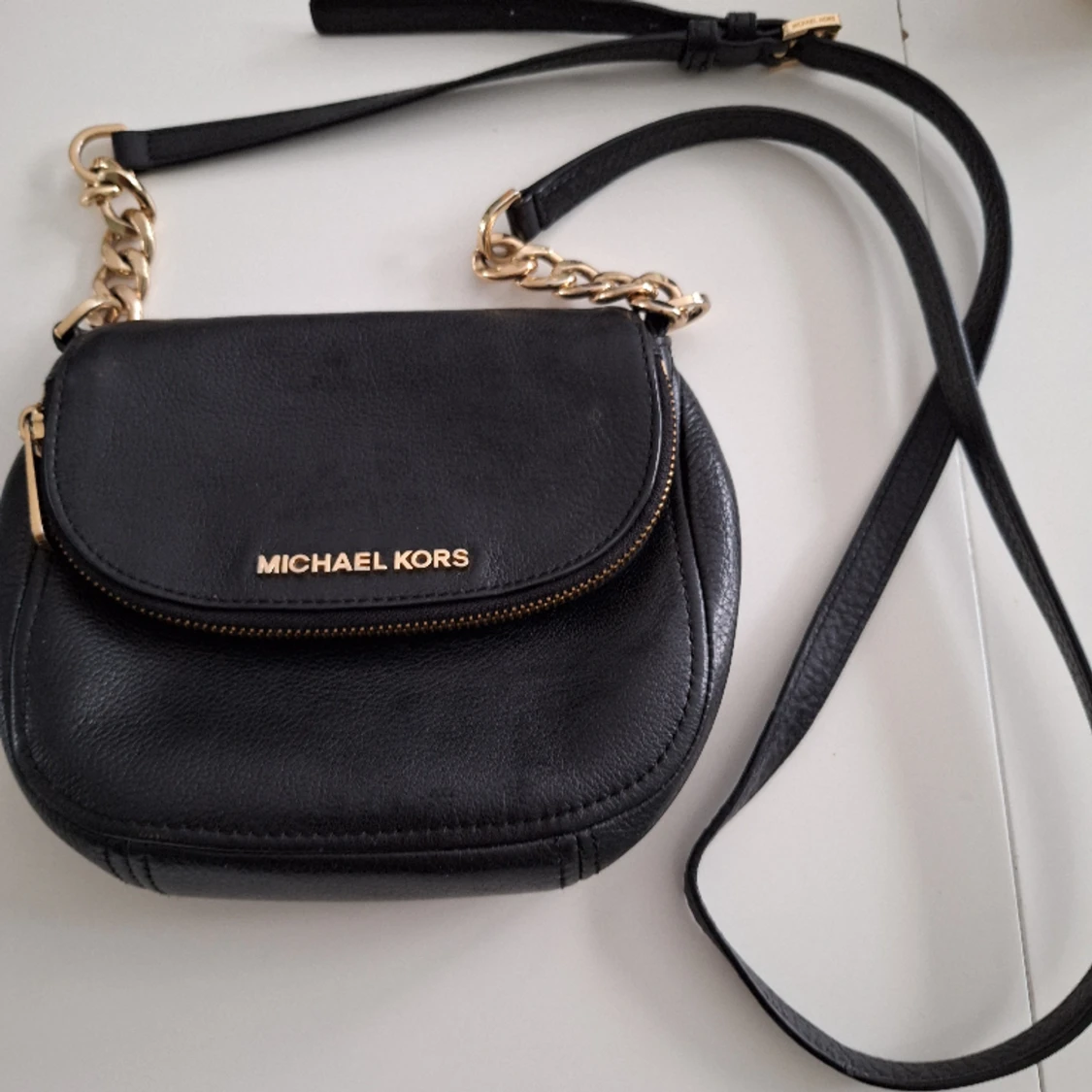Michael kors axelremsväska
