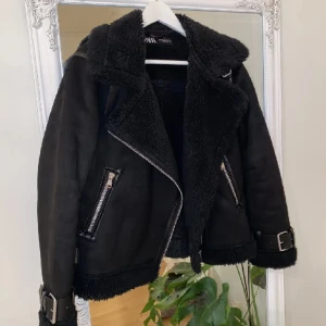 Zara jacka - Säljer denna fina jackan från zara. Strl XS men passar även S. Aldrig använd så i nyckick. Tryck gärna på köp nu.💕