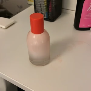Glossier parfym - Glossier parfym använd en eller två gånger, nypris 995kr