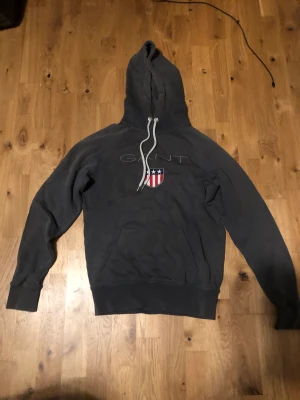 Gant hoodie huvtröja  - Säljer en Gant hoodie då den inte passar mig längre. Den är i bra skick, skriv för fler frågor eller bilder :) 