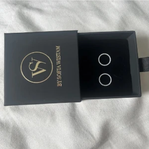 Örhängen by Sofia Wistam  - Säljer dessa super fina öronhänge by Sofia Wistam. Perfekt julklapp till sin mamma💕Säljer då jag råkade beställa 2 par för mycket. Ord pris 490 kr