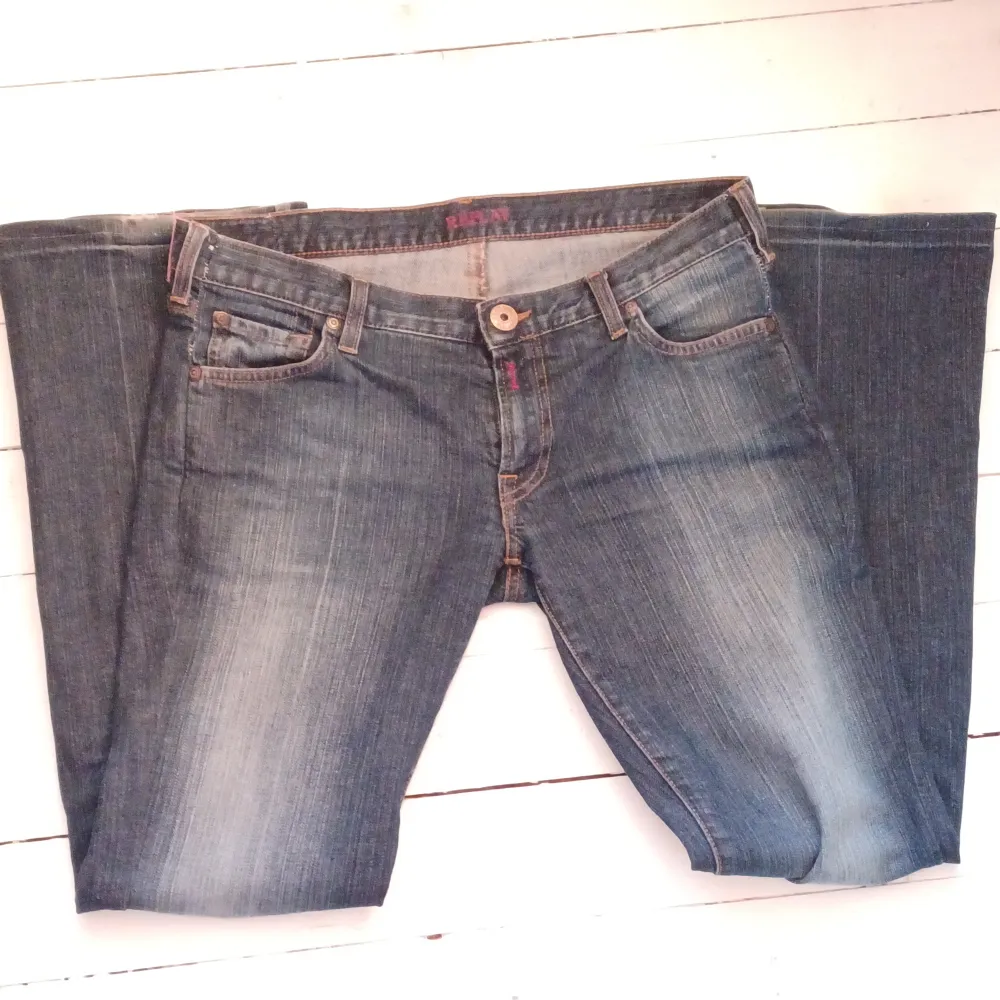 Super snygga mörkbkå replay jeans,  köpta begagnade.lågmidjade bootcut.  Insydda i midjan man kan kanske ta bort det om man vill?❤️. Jeans & Byxor.