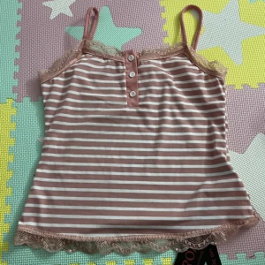 Rosa linne med knappar - Säljer för att det inte är min stil, använd en gång för testning. Ings fläckar och är ej smutsig. Klicka på köp om du vill köpa, kontakta om du har frågor 