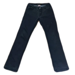 TRUE RELIGION JEANS - svarta/gårs true religion jeans, äkta, köpta på plick men bra kvalite utan hål osv, låg midjade  bootcut, oklar storlek då det inte står men förmodligen 30 ungefär i midjan, bara o skriva för mer info INGA RETURER