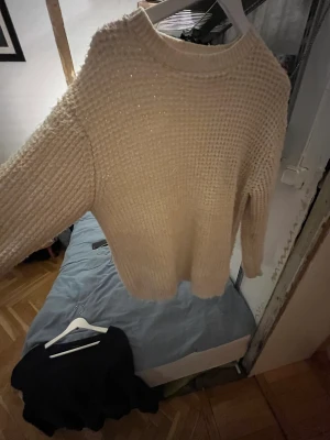 Stickad tröja zara - En fin oversize stickad tröja från zara som inte kommer till användning tyvärr. Den är varm och skön och perfekt till vintern! Köparen står för frakt Inga returer!💕