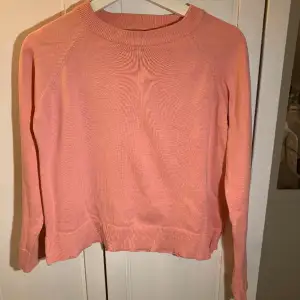 Jättefin rosa tunt stickad tröja från Zara! Säljer pga för liten. 🤍 Väldigt bra skick!  Stl 164 men även en tajtare xs. Säljer för 80kr men pris kan diskuteras! Skriv privat för fler funderingar 🤍