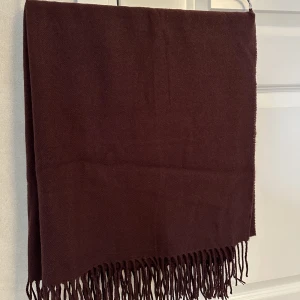 Stor halsduk - Vinröd, stor halsduk från bikbok med fransar, 185x75 cm. Aldrig använd så i perfekt skick!