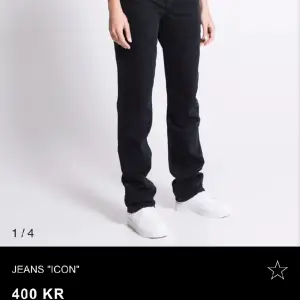 Svarta jeans från Lager 157 i modellen Icon💓 Jeansen är använda fåtal gånger men de har inga tecken på använding. Säljer de eftersom jag inte använder de längre💗(De är köpte för 400 kr och köparen står för frakten)