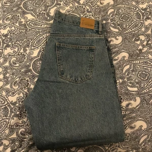 Weekday Galaxy jeans - Storlek 32,32 nypris 600kr, passformen är baggy