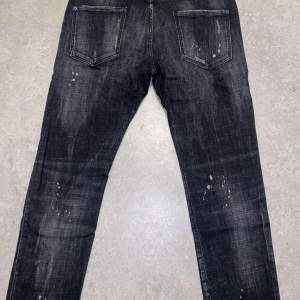 Hej, nu säljer jag mina dsquared jeans som är äkta. Original pris är 8 tusen, men säljer ut dom för 4500kr, men priset går o diskutera. Storlek, passar till längden 175 till 180+