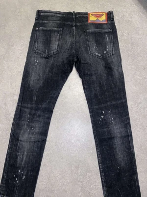 Dsquared Jeans - Hej, nu säljer jag mina dsquared jeans som är äkta. Original pris är 8 tusen, men säljer ut dom för 4500kr, men priset går o diskutera. Storlek, passar till längden 175 till 180+