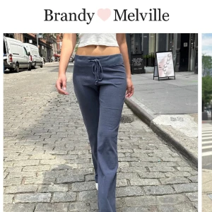 Brandy Melville mjukisbyxor - säljer nu mina lågmidjade mjukisbyxor från brandy💓 använda någon gång, endast hemma dock eftersom de är för långa på mig som är 160, så har tyvärr inte kunnat använda de mycket alls då de bara finns 1 storlek. sjukt sköna och tunna 💞💞nypris €32 (360kr)