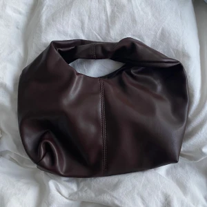Brun väska  - Brun väska, aldrig använd
