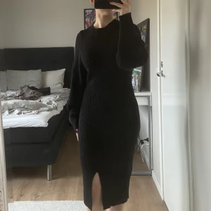 Stickad klänning  - Stickad klänning med slits. Jätte fin till vintern🥰