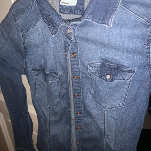 Snygg jeansskjorta  - Använd 2 gånger, den är tight 