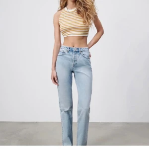 Jeans Straight mid rise full length - Jättefina straight mid-rise full length jeans från Zara ALDRIG använda lapparna är kvar köpt för längesen så tror inte dessa finns kvar Nypris: 359 Storlek: 40 men lite små i storleken (Inte min bild på sista) 