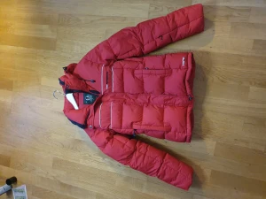 Peak Performance Snowbird Jacket i stl XS - Peak Performance Snowbird Jacket Storlek XS Dunjacka Vinter Jacka Röd i mycket fint skick,sparsamt använd I några fåtal gånger  Varm och bekväm,med många fickor. Dragkedjan under armarna för att öppna om man blir för varm  som gör jackan  mycket praktisk.