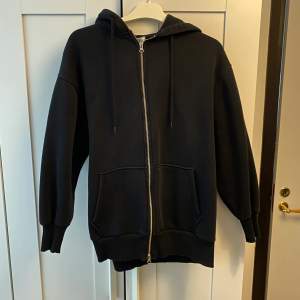 Oversize hoodie från NAKD i storlek XXS (sitter dock som M). 