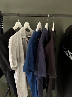 Lyle & Scott Pikér - En mängd med olika Pikér, skicka dm sp kommer vi fram med pris och vilken av tröjorna.👍🏼✅