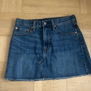 Levis jeanskjol - Levis jeanskjol säljs pga för stor. Nyskick 