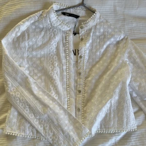 Vit blus  - Superfin blus med broderi från Zara. Den är aldrig använd och lappen sitter kvar. Storlek L men liten i storlek så skulle säga att den är som en Xs/S då den är lite croppad. Nypris 359kr, säljer för 300kr. 