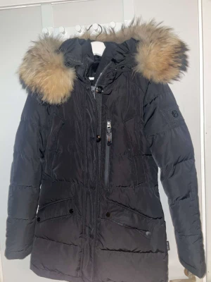 HOLLIES jacka  - Säljer en hollies jacka som är köpt för 2 år sedan men endast använd 1 vinter, köpt för 4200kr men säljer för 3700kr (pris kan diskuteras vid snabb affär). Jackan är i bra skick, pälsen är blandad med äkte och fake, jackan är i storlek 36💕