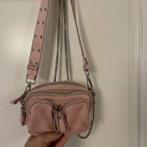 Nunoo liknande väska, sällan använd (Mer rosa i verkligheten)💗köparen står för frakt