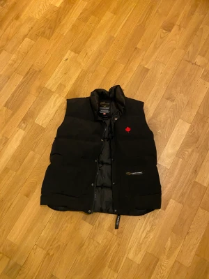 Canada goose väst - Canada goose väst årsmodell 2008. Ganska sliten inuti där av priset Kan även gå ner i pris vid snabb affär 