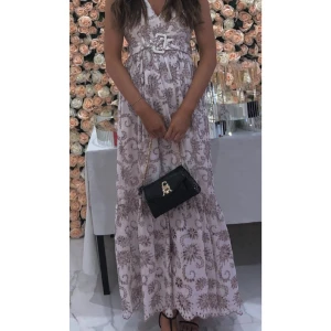 True decadence - En fin klänning använd fåtal gånger fint skick, klänning som Är vit med detaljer av blommor med lilarosa färg. I size 10 strl 38