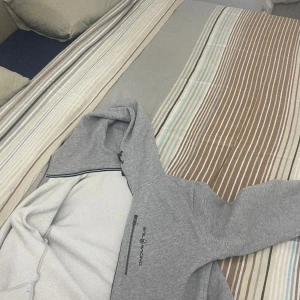 Sail racing grå kofta - Supervarm och skön Sail Racing kofta perfekt för värme och stil i kombination. Enkel att matcha med och sitter bra på kroppen! 