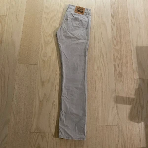Levis 511 - Levis 511, bra skick i strlk 32. Skriv för fler bilder/info. 