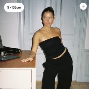 Djerf Avenue Daily Tube Top - Djerf Avenue’s svarta (oribbade) tubtopp 💕 Använd fåtalet gånger, i mycket bra skick!! (Nypris 599 kr)