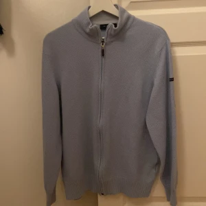 Burberry tröja - Väldigt fin burberry tröja i bra skick. Ljusblå och är storlek M/ 7