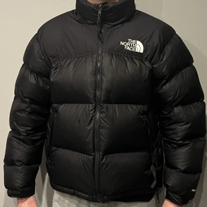 THE NORTH FACE puffer  - Säljer min north face jacka som jag bara har använt en under en halv vinter. Finns inga defekter på jackan och den är 10/10 i skick skulle jag vilja säga.