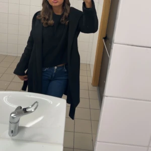 Svart kappa - Säljer denna fina svarta kappan ifrån zara i ganska bra skick. Skriv ifall ni är intresserade eller vill ha fler bilder❤️