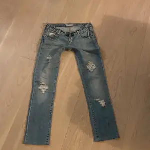Super snygga lee jeans med coola slitningar på benen! Innerben 78 cm och midjemått 38 cm tvärs över!💕💕