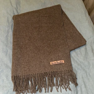 Acne halsduk 100 % ull - Halsduk från acne i 100 % ull. Brun. Nyskick! 