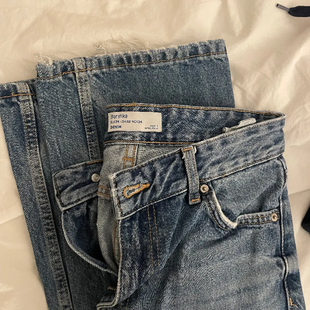 Midwaist/lite highwaist jeans jag köpte för Zalando för 1,5 år sedan ungefär. Använt skick. Säljer för att de tyvärr är för små för mig. Skicka för fler bilder, priset kan självklart diskuteras. Köp helst med köp nu. Jeans & Byxor.