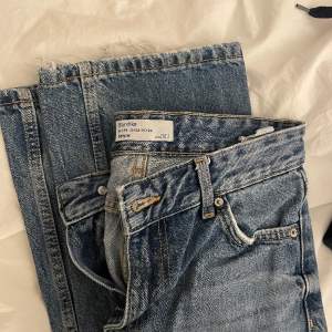 Midwaist/lite highwaist jeans jag köpte för Zalando för 1,5 år sedan ungefär. Använt skick. Säljer för att de tyvärr är för små för mig. Skicka för fler bilder, priset kan självklart diskuteras. Köp helst med köp nu