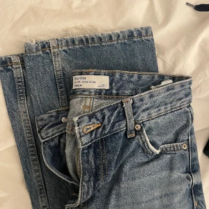 Bershka jeans - Midwaist/lite highwaist jeans jag köpte för Zalando för 1,5 år sedan ungefär. Använt skick. Säljer för att de tyvärr är för små för mig. Skicka för fler bilder, priset kan självklart diskuteras. Köp helst med köp nu