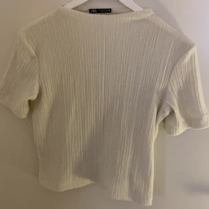 Tröja ifrån zara - jättefin och söt tröja i jättebra skick då den aldrig är använd!💓