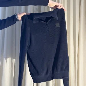 Half zip Hugo Boss - Säljer en tjock half zip Hugo Boss tröja. Knappt använd och väldigt snygg. St m 