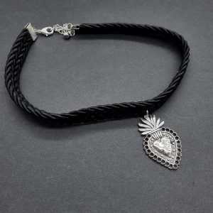 Handgjort halsband  - Heligt hjärta-choker !🤍Hjärtat är silverpläterad och textil-,nikelfria.Längd 30cm+4cm. //hjärta-4×2,4cm