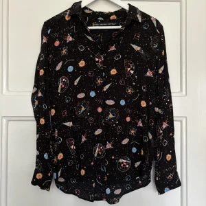 Skjorta från &other stories - Svart skjorta med rymd mönster i skönt material!  Strl 38 men känns mer som 36 Bra skick, används inte 