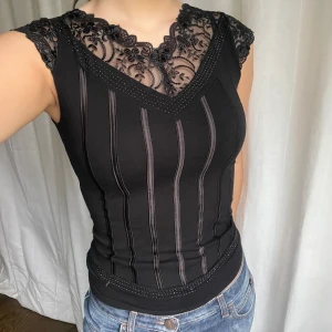 Svart t-shirt - Vintage svart topp / t-shirt från A.D med spetsdetaljer 🖤