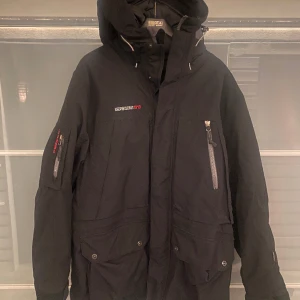 Vinterjacka Didriksson  - Varm Vinterjacka från Didriksson storlek L. Halvlång i nyskick använd en gång. 