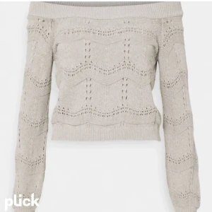 Stickad tröja - Fin tröja från zalando! Storlek S men den är liten i storleken så passar Xs men också S beroende på hur man vill att tröjan ska sitta! Färgen är en blandning mellan grå och beige 
